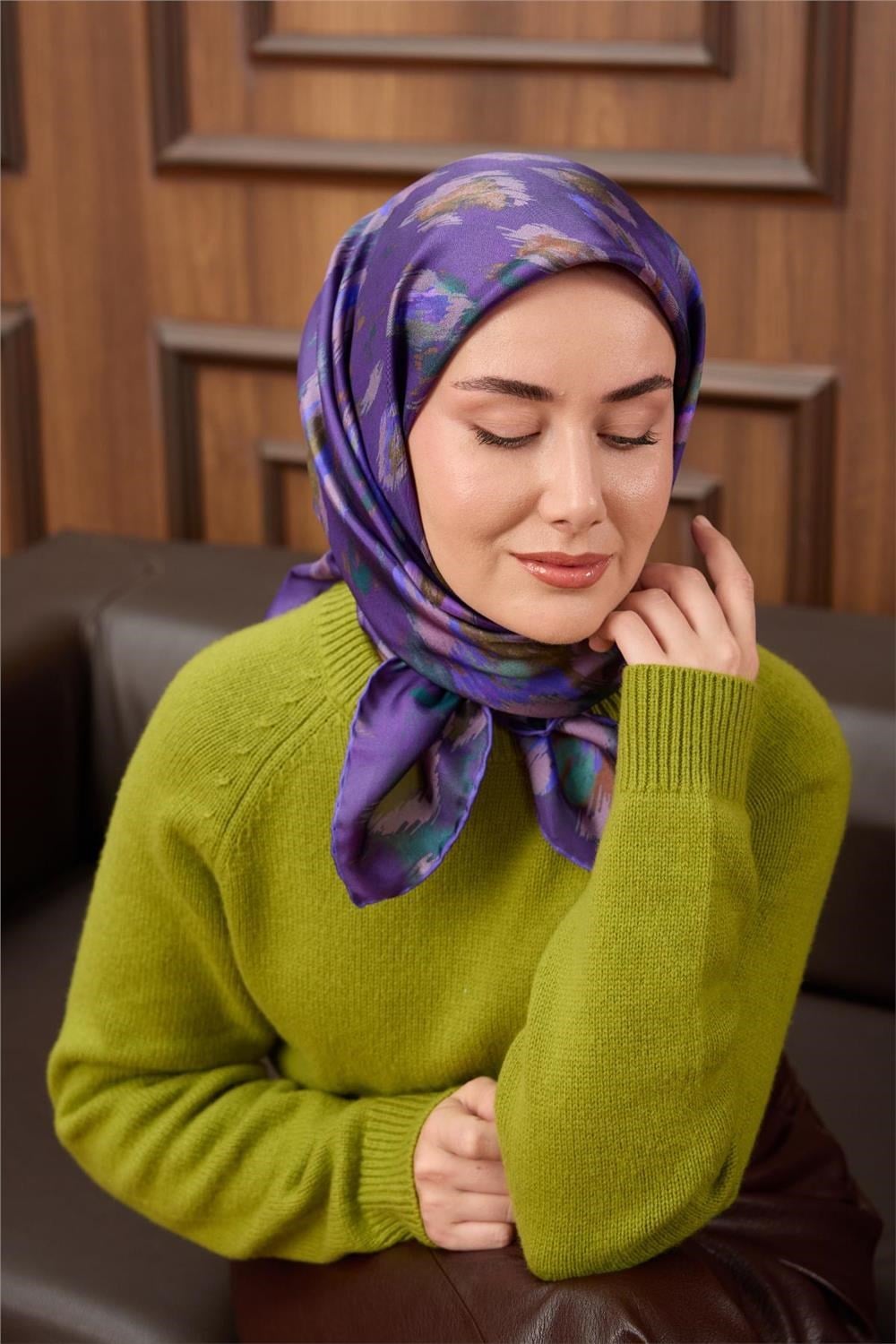 Twill İpek Eşarp Mor-Zümrüt Yaprak Desenli Tok Duruşlu 90x90