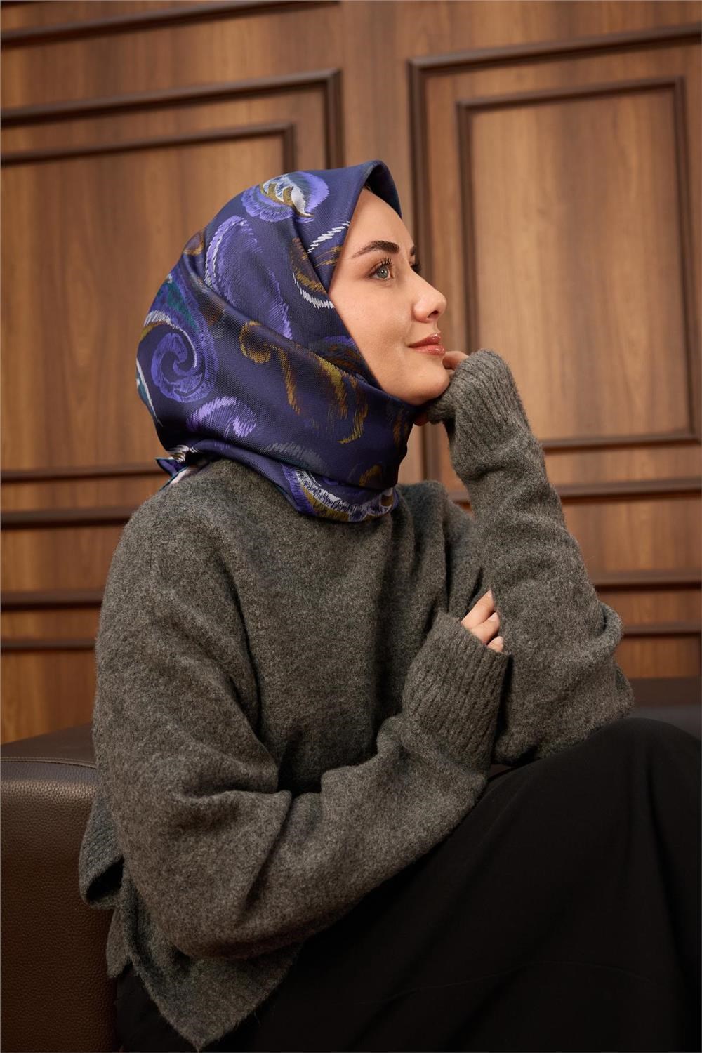 Twill İpek Eşarp Morcivert–Lila Desenli Tok Duruşlu 90x90