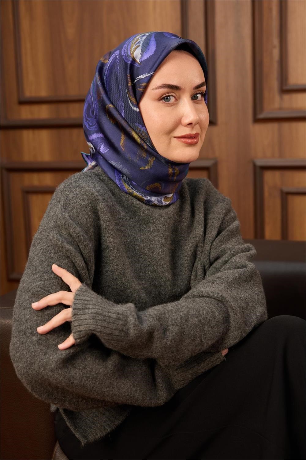 Twill İpek Eşarp Morcivert–Lila Desenli Tok Duruşlu 90x90