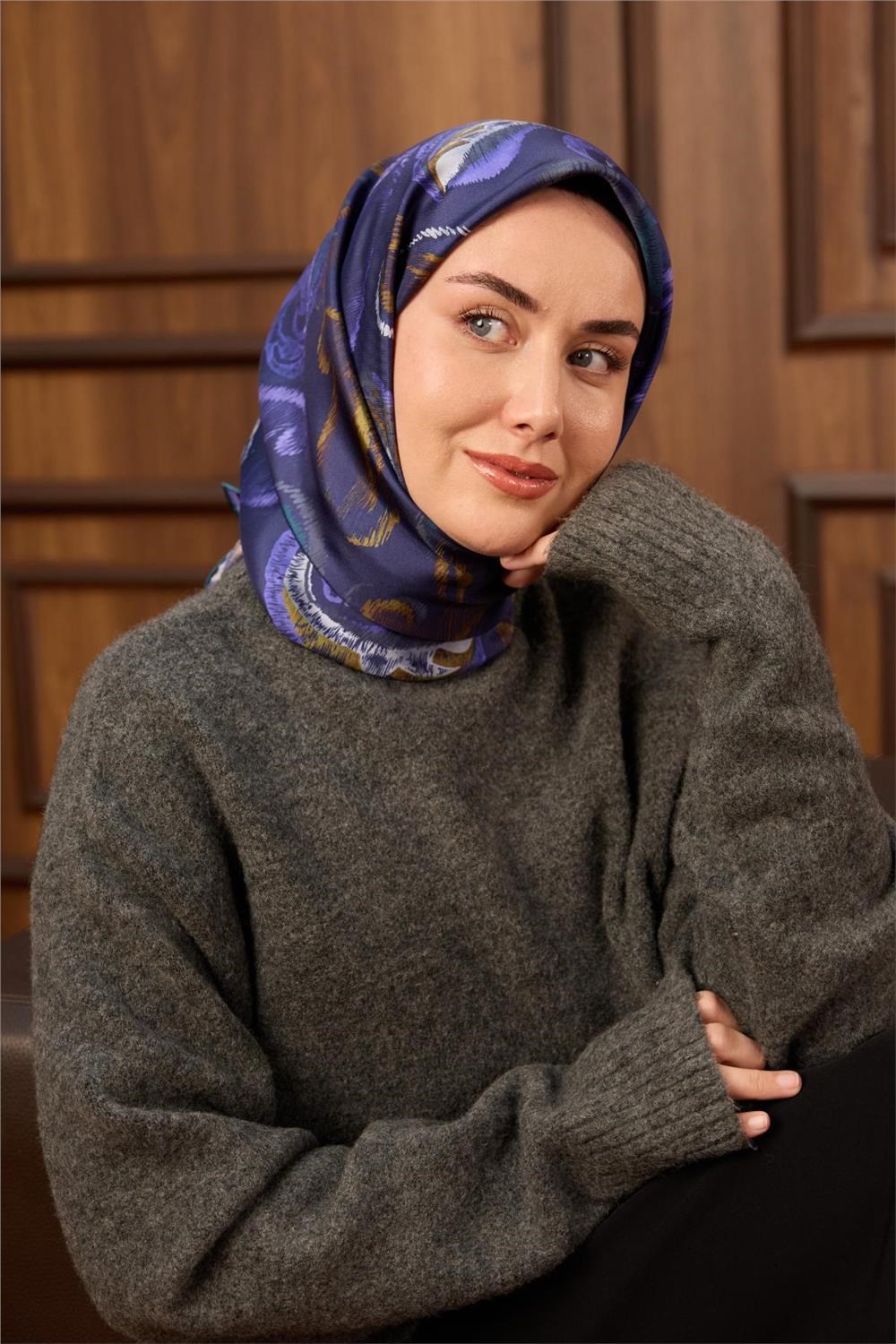Twill İpek Eşarp Morcivert–Lila Desenli Tok Duruşlu 90x90