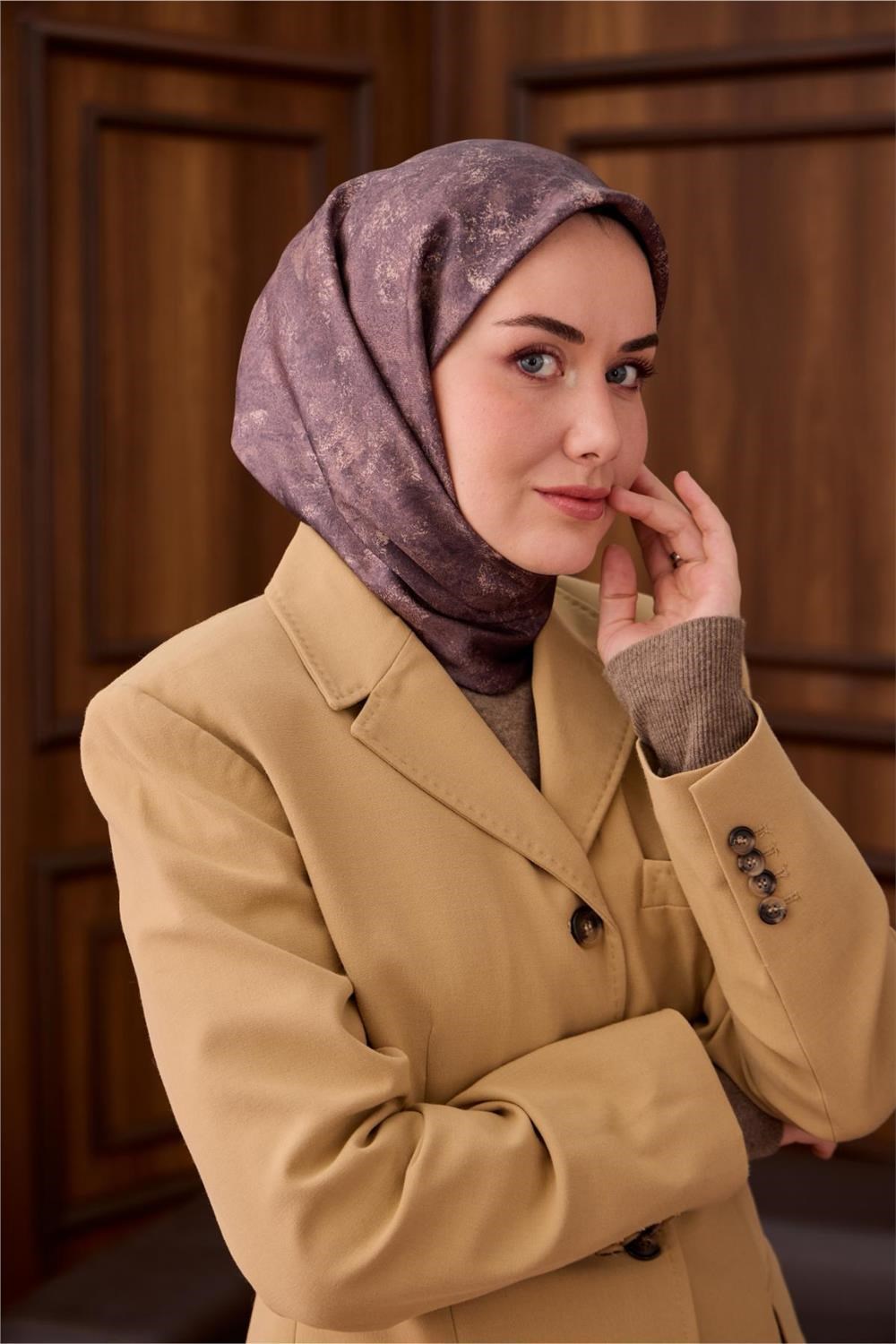 Twill İpek Eşarp Mor–Vizon Desenli Tok Duruşlu 90x90