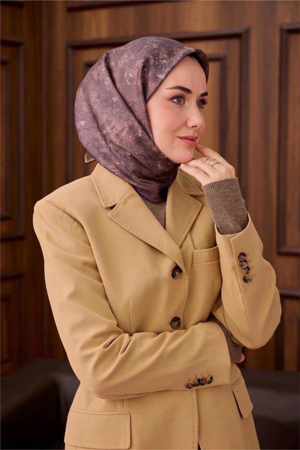Twill İpek Eşarp Mor–Vizon Desenli Tok Duruşlu 90x90