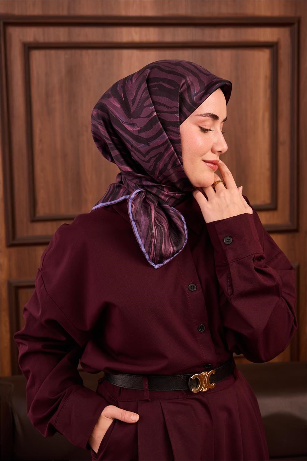Twill İpek Eşarp Mürdüm Eflatun Geometrik Desenli Tok Duruşlu 90x90