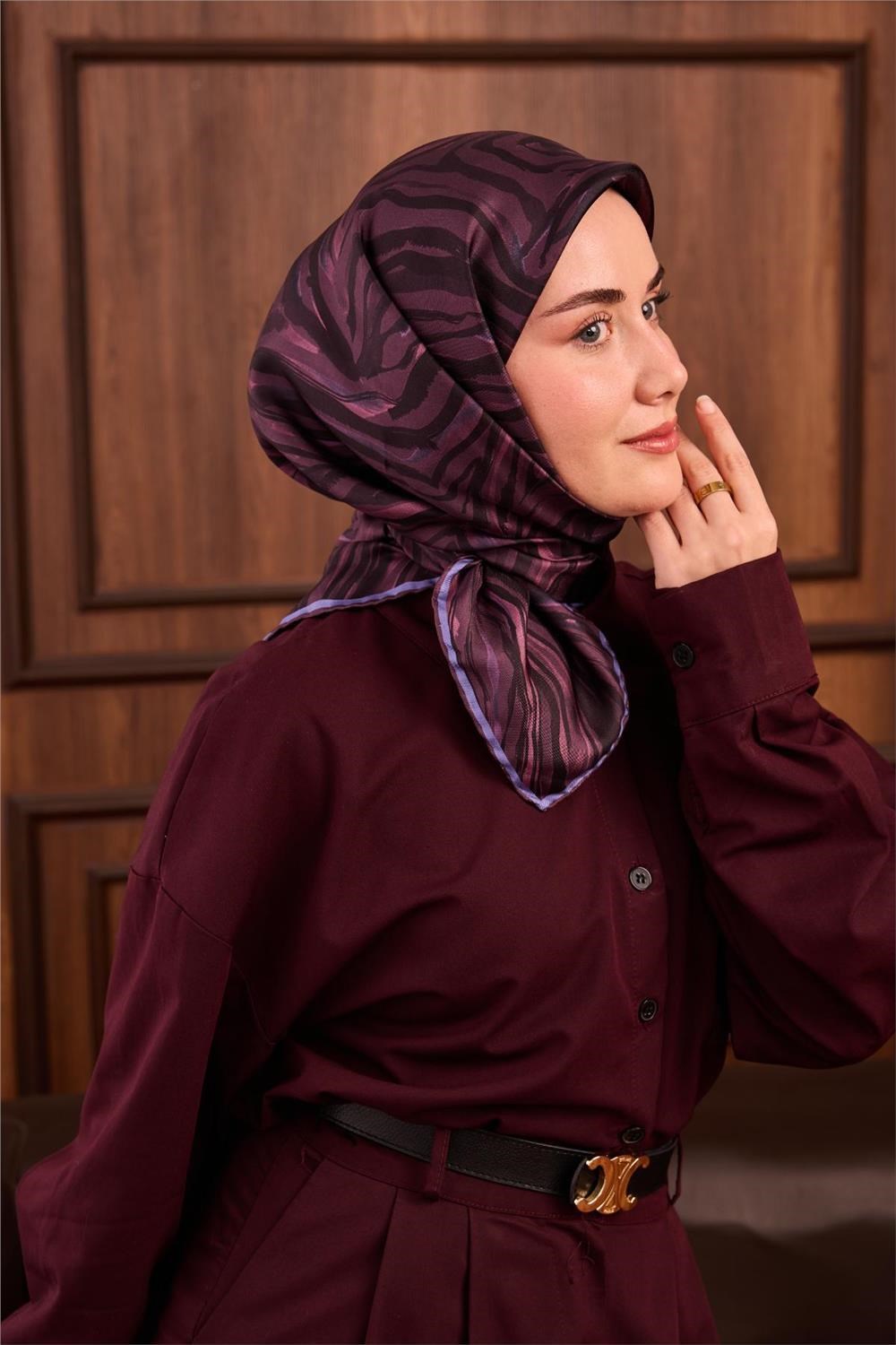 Twill İpek Eşarp Mürdüm Eflatun Geometrik Desenli Tok Duruşlu 90x90