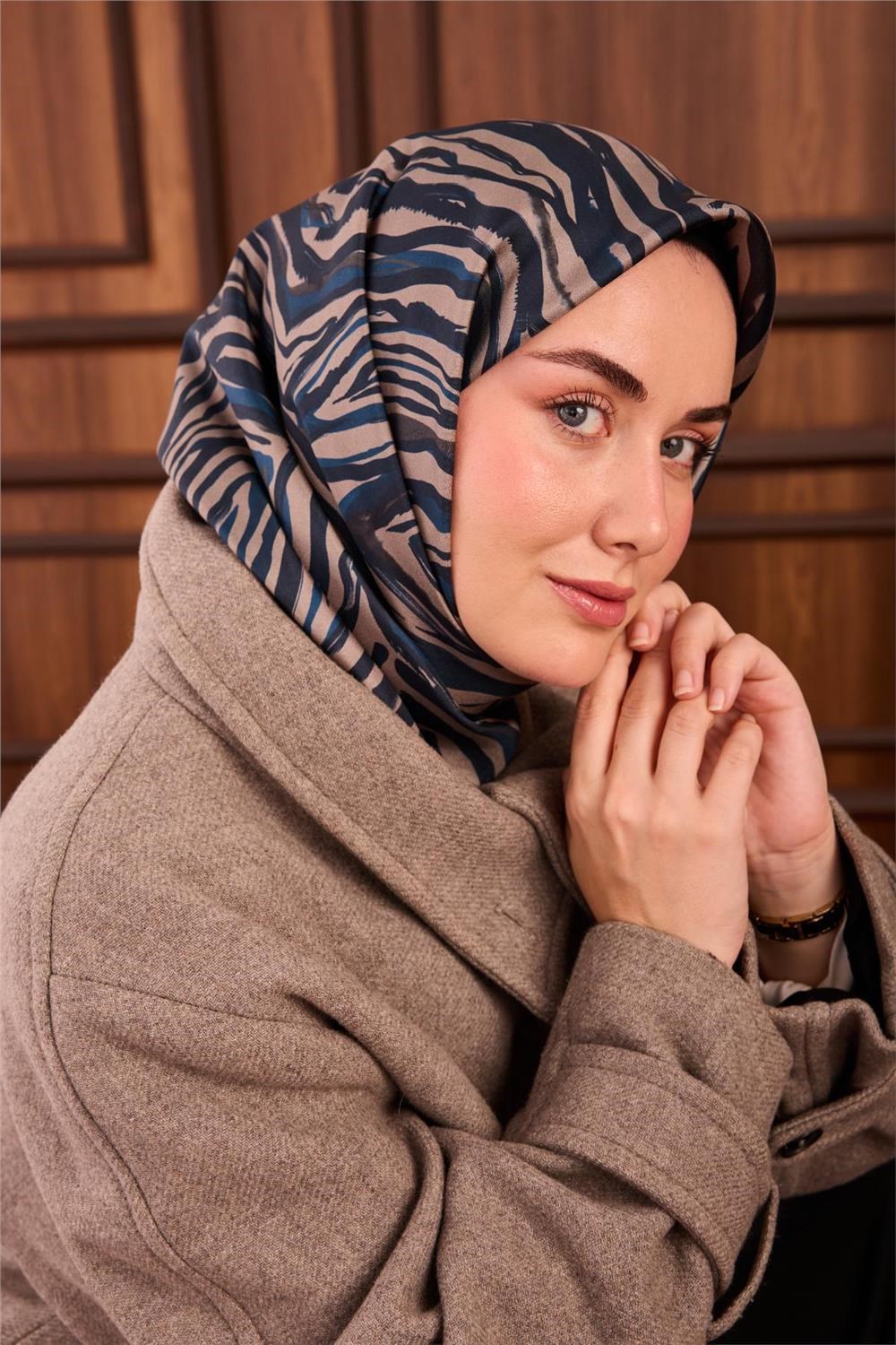 Twill İpek Eşarp Petrol Mavi Vizon Geometrik Desenli Tok Duruşlu 90x90