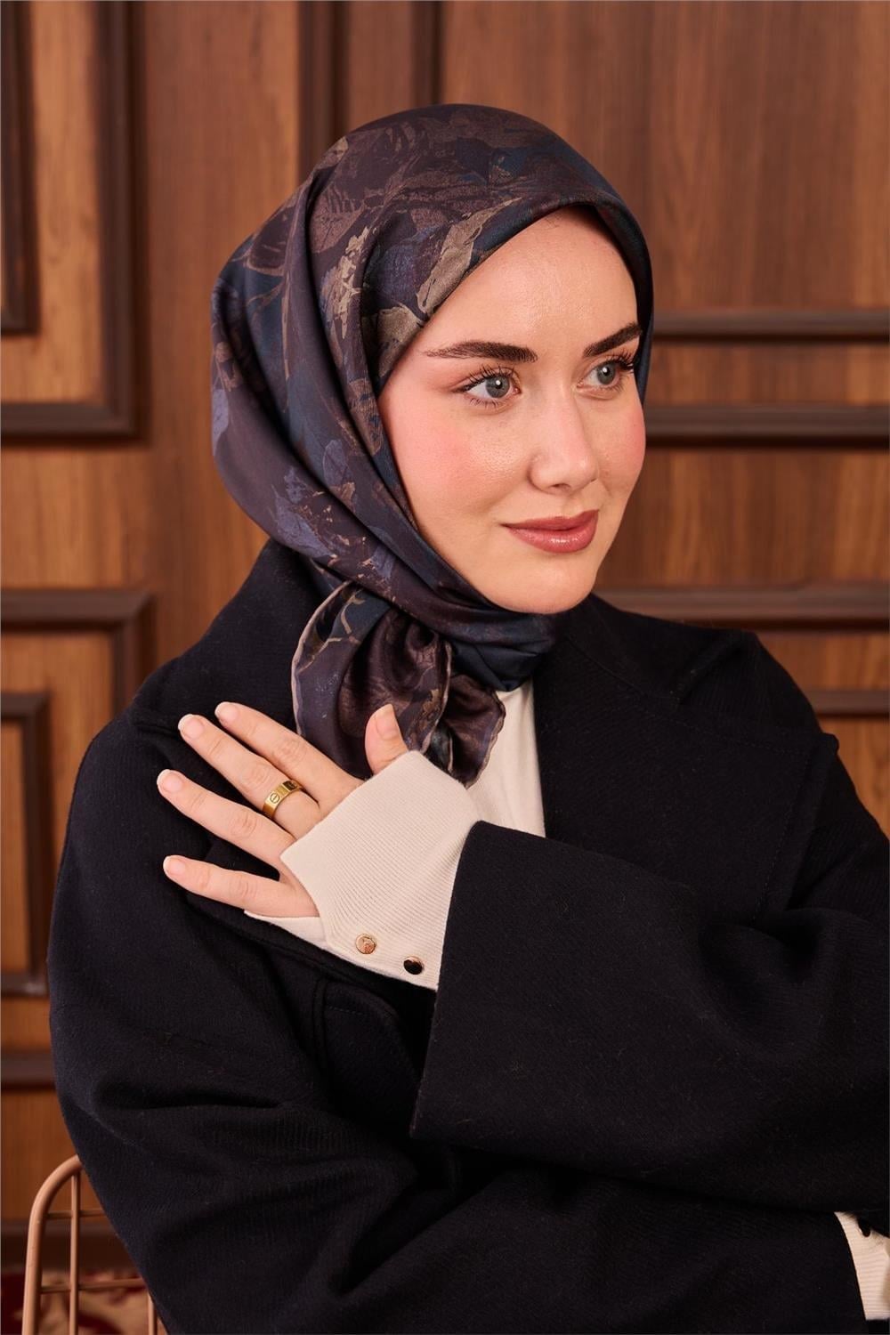 Twill İpek Eşarp Petrol Mavi-Yeşil Çiçek Desenli Tok Duruşlu Kaymaz 90x90