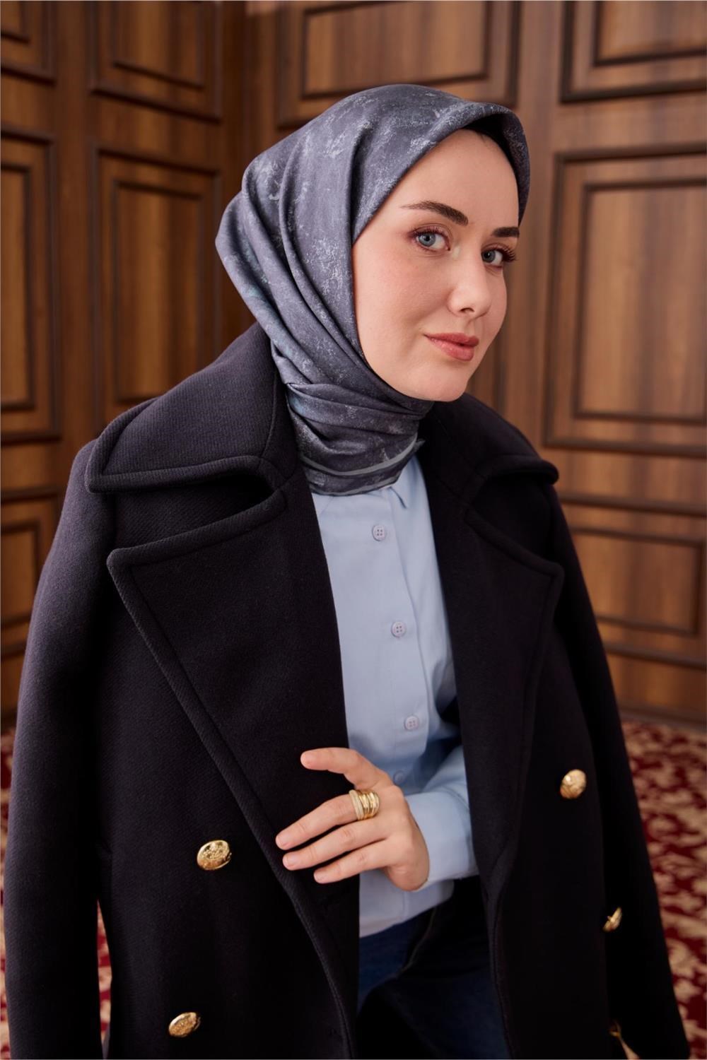 Twill İpek Eşarp Petrol Mavi–Bebe Mavi Desenli Tok Duruşlu 90x90