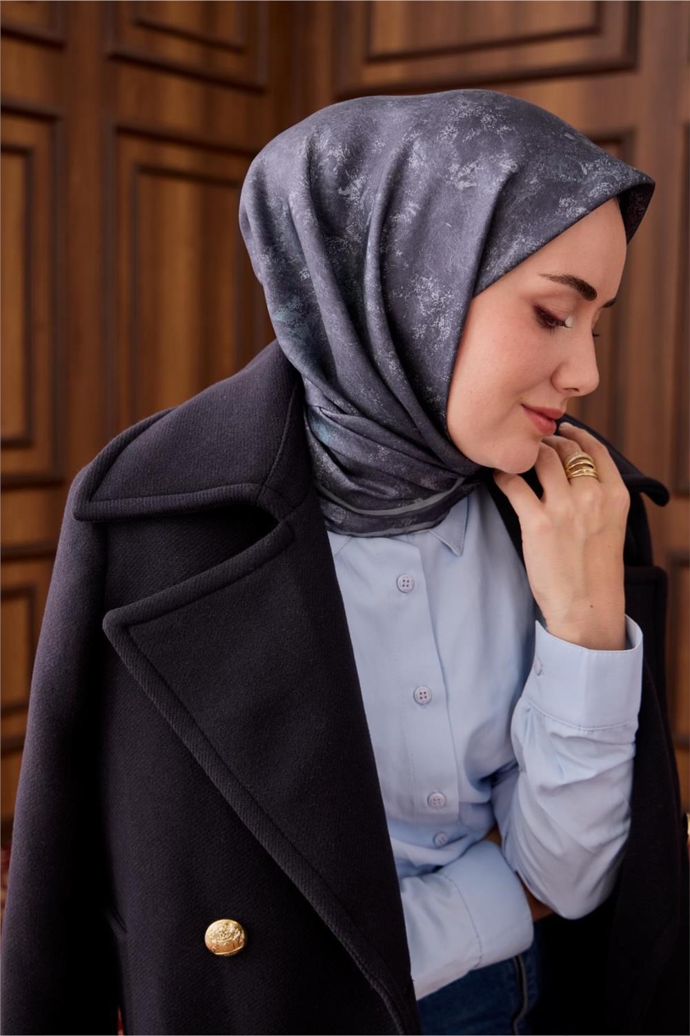 Twill İpek Eşarp Petrol Mavi–Bebe Mavi Desenli Tok Duruşlu 90x90