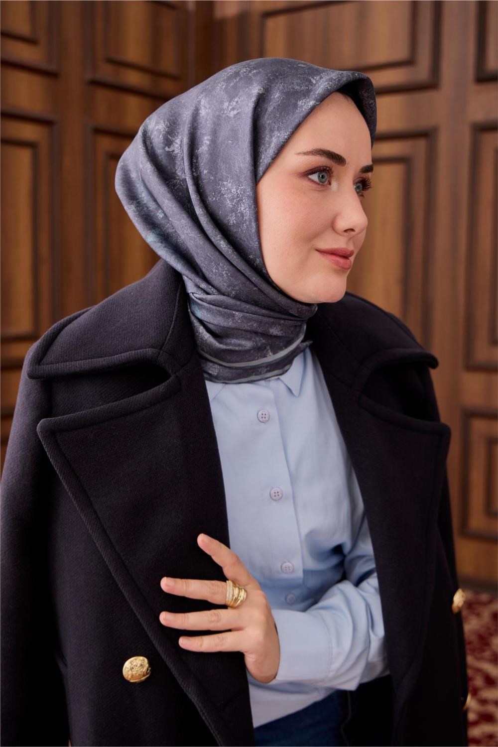 Twill İpek Eşarp Petrol Mavi–Bebe Mavi Desenli Tok Duruşlu 90x90
