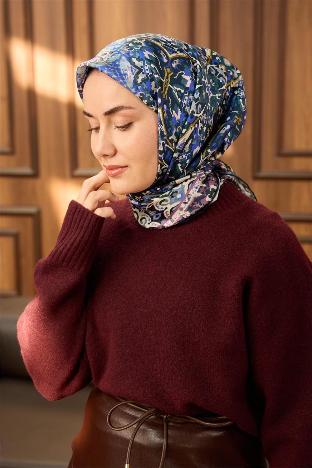 Twill İpek Eşarp Petrol Mavisi-Ekru Desenli Tok Duruşlu 90x90
