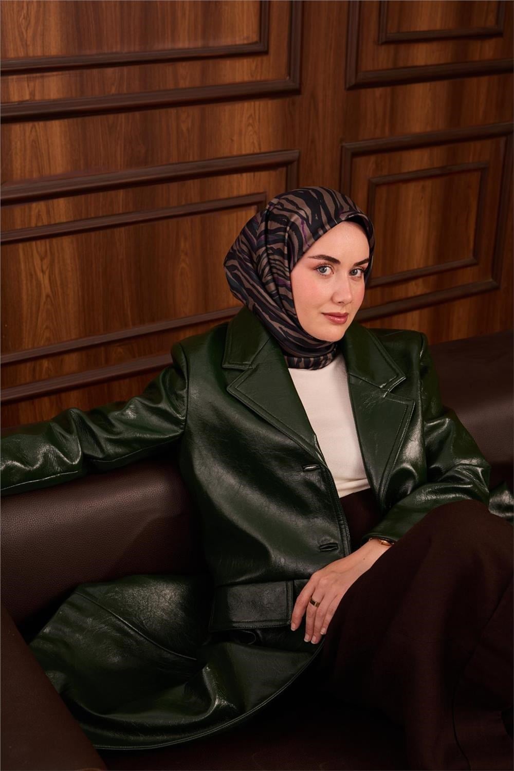 Twill İpek Eşarp Petrol Yeşili Erguvan Geometrik Desenli Tok Duruşlu 90x90