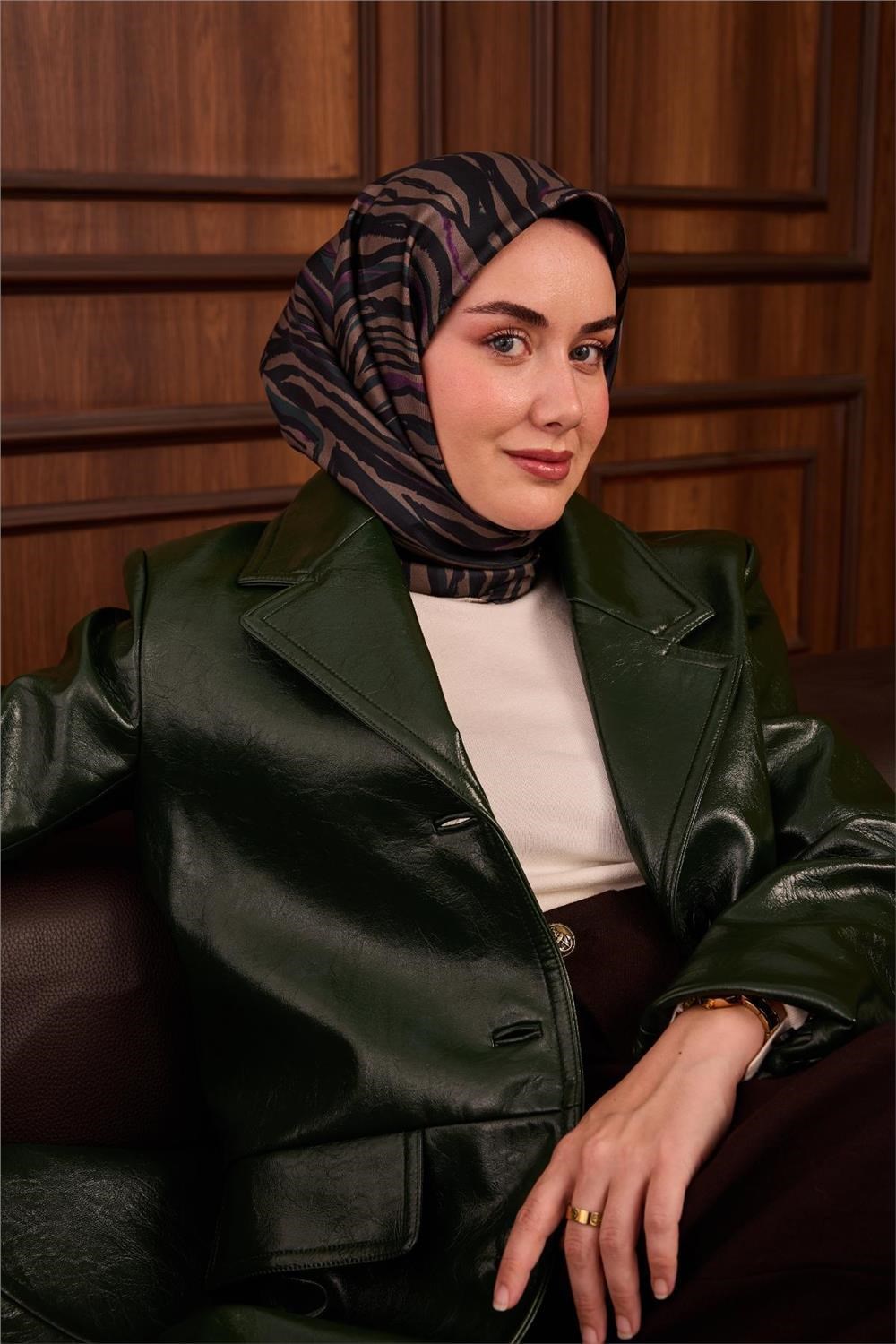 Twill İpek Eşarp Petrol Yeşili Erguvan Geometrik Desenli Tok Duruşlu 90x90