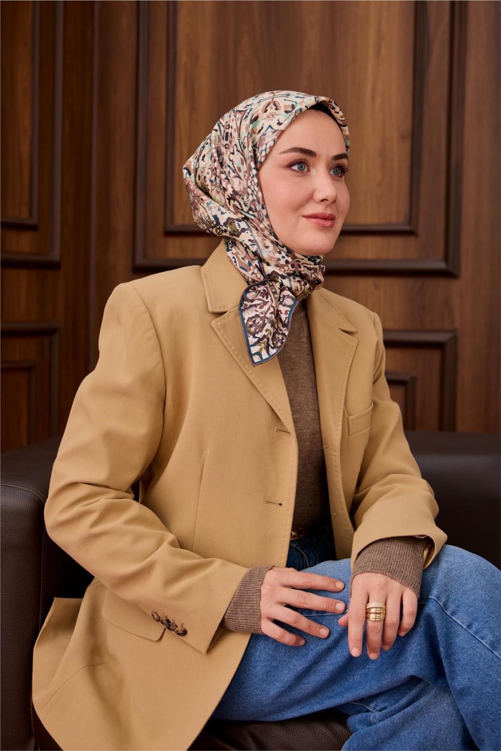 Twill İpek Eşarp Petrol Yeşili–Krem Desenli Tok Duruşlu Kaymaz 90x90