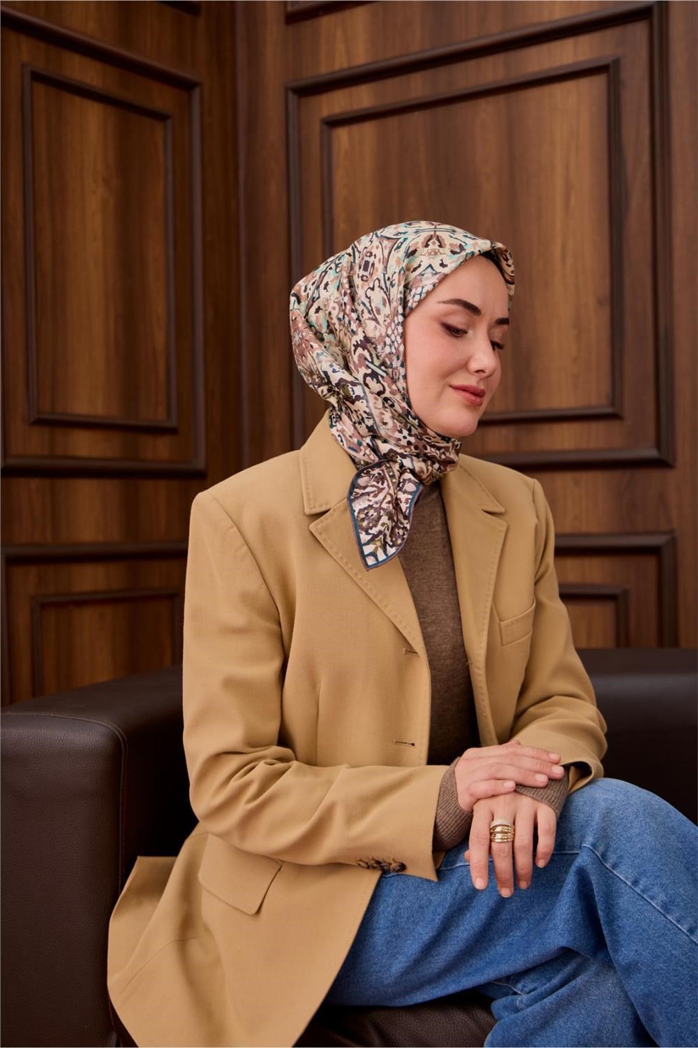 Twill İpek Eşarp Petrol Yeşili–Krem Desenli Tok Duruşlu Kaymaz 90x90