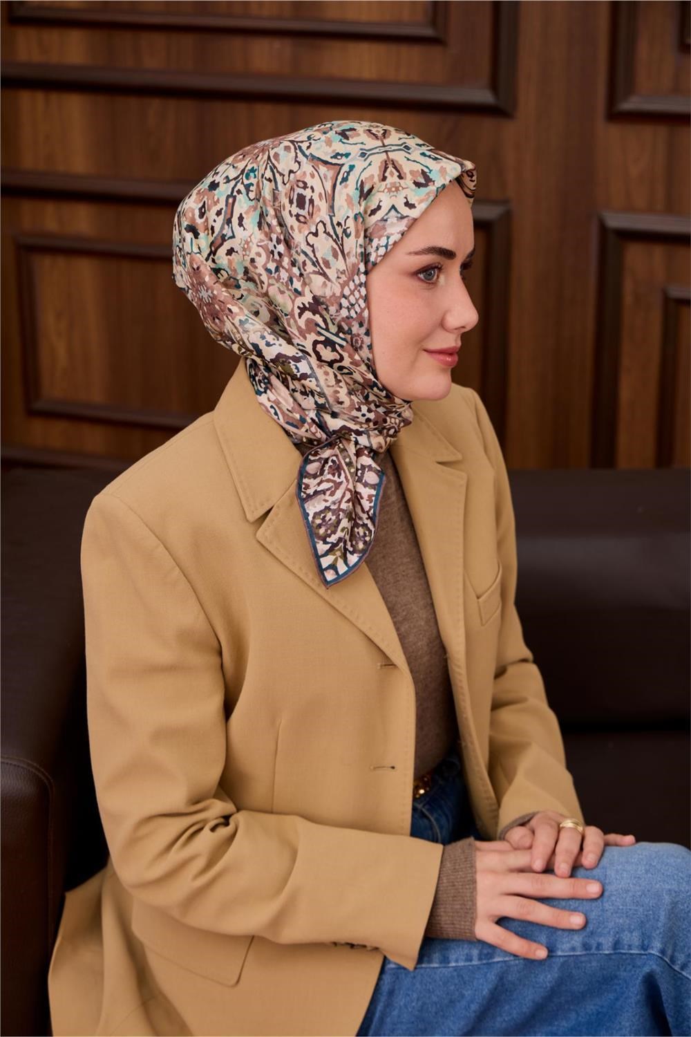 Twill İpek Eşarp Petrol Yeşili–Krem Desenli Tok Duruşlu Kaymaz 90x90