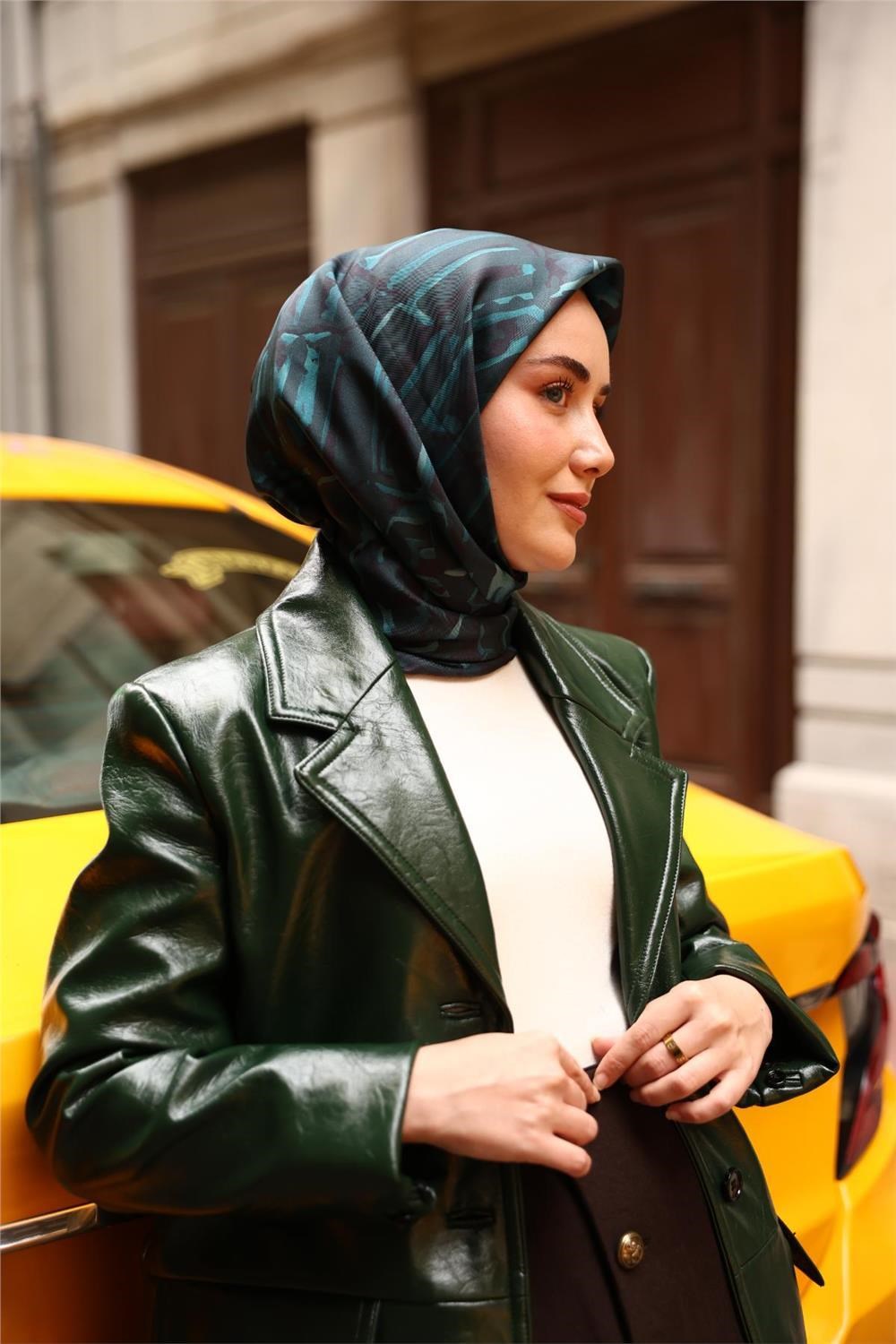 Twill İpek Eşarp Petrol Yeşili–Lacivert Desenli Tok Duruşlu 90x90