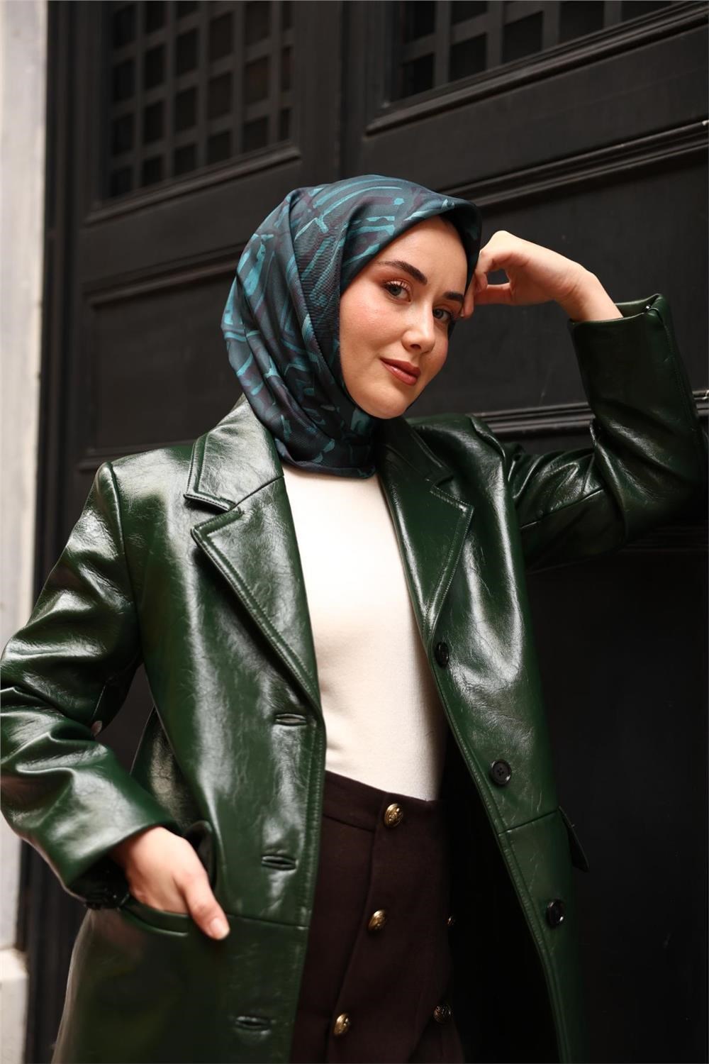 Twill İpek Eşarp Petrol Yeşili–Lacivert Desenli Tok Duruşlu 90x90