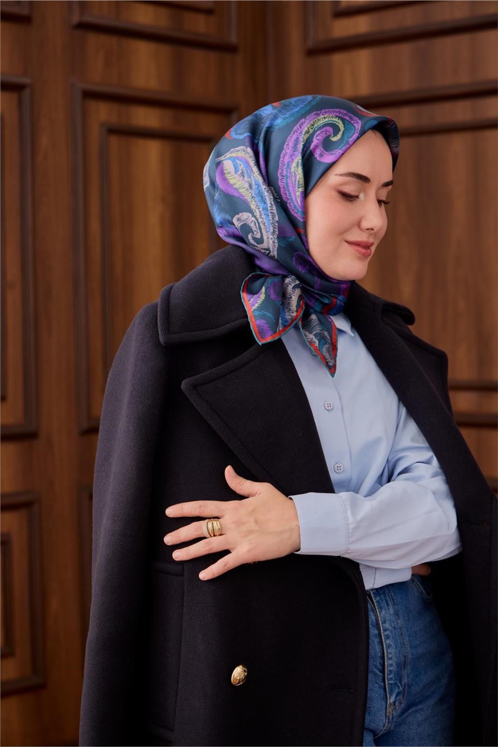 Twill İpek Eşarp Petrol Yeşili–Mor Desenli Tok Duruşlu 90x90