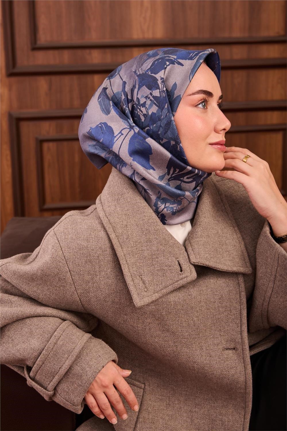 Twill İpek Eşarp Saks Gri Gece Mavi Çiçek Desenli Tok Duruşlu 90x90