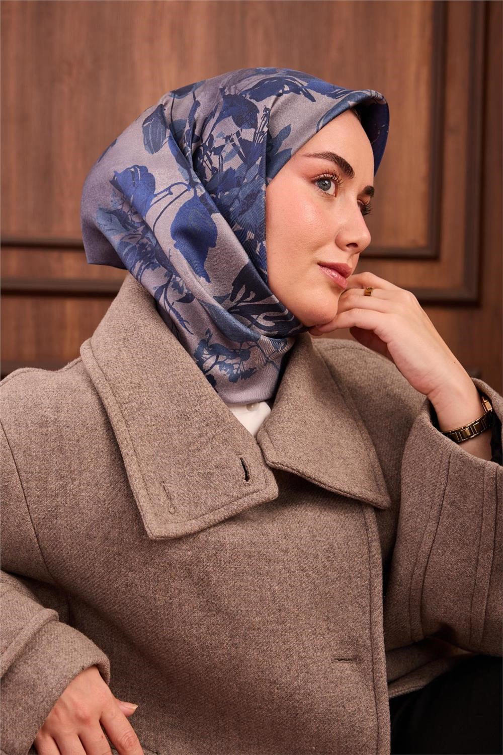 Twill İpek Eşarp Saks Gri Gece Mavi Çiçek Desenli Tok Duruşlu 90x90