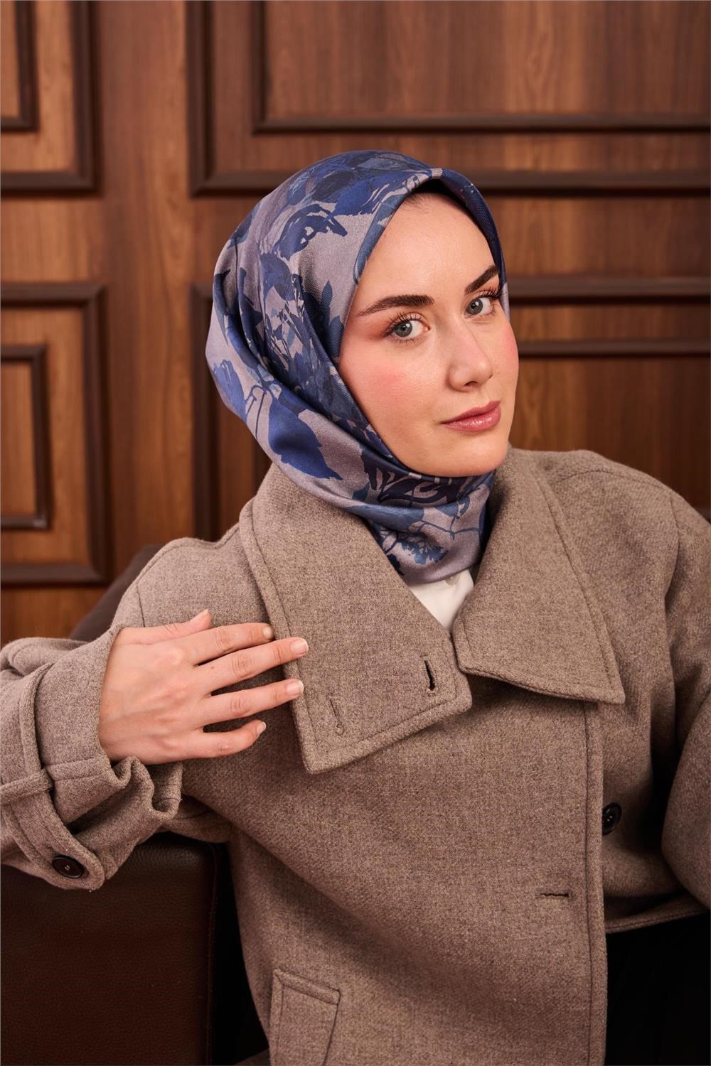 Twill İpek Eşarp Saks Gri Gece Mavi Çiçek Desenli Tok Duruşlu 90x90