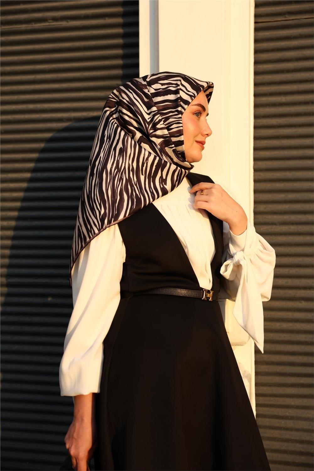 Twill İpek Eşarp Siyah Ekru Antrasit Dalga Desenli Tok Duruşlu 90x90