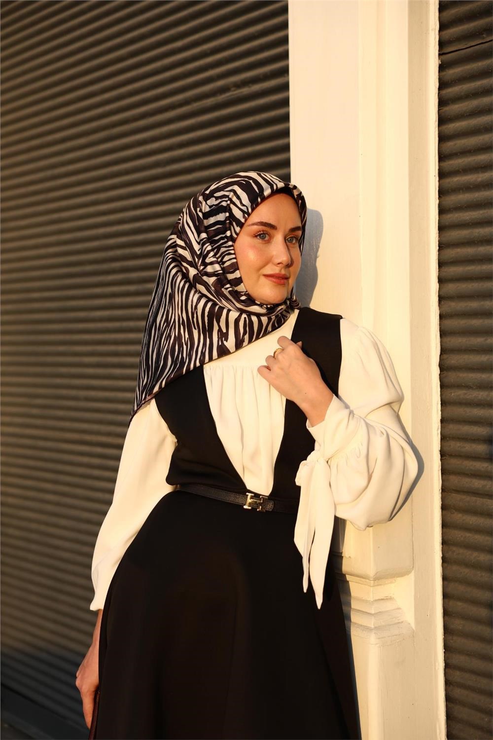 Twill İpek Eşarp Siyah Ekru Antrasit Dalga Desenli Tok Duruşlu 90x90
