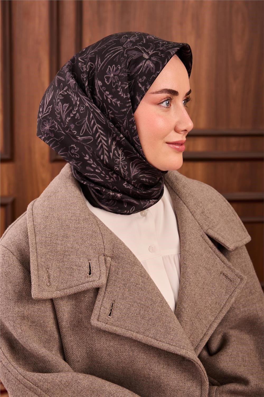 Twill İpek Eşarp Siyah Füme Çiçek Desenli Tok Duruşlu 90x90