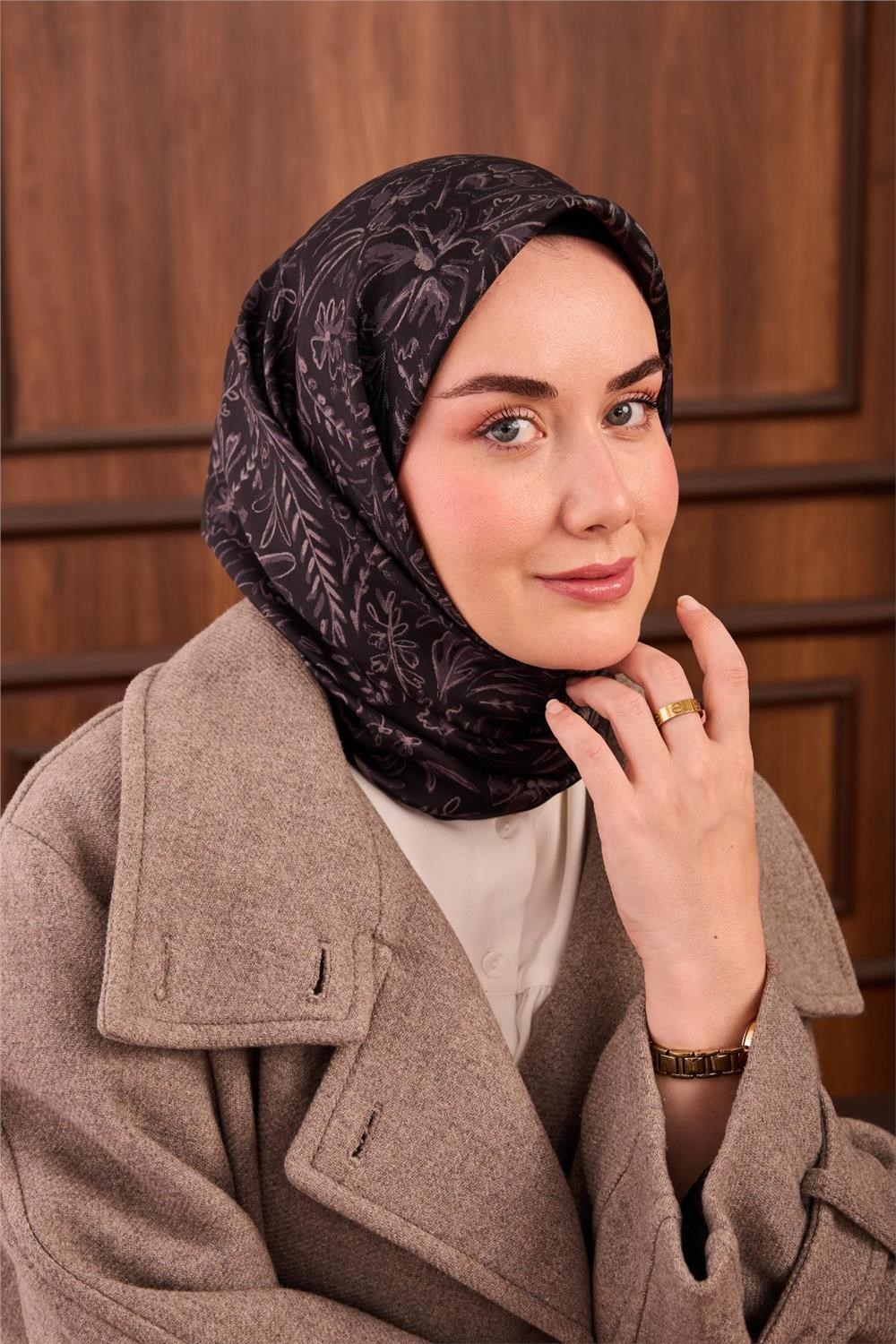 Twill İpek Eşarp Siyah Füme Çiçek Desenli Tok Duruşlu 90x90