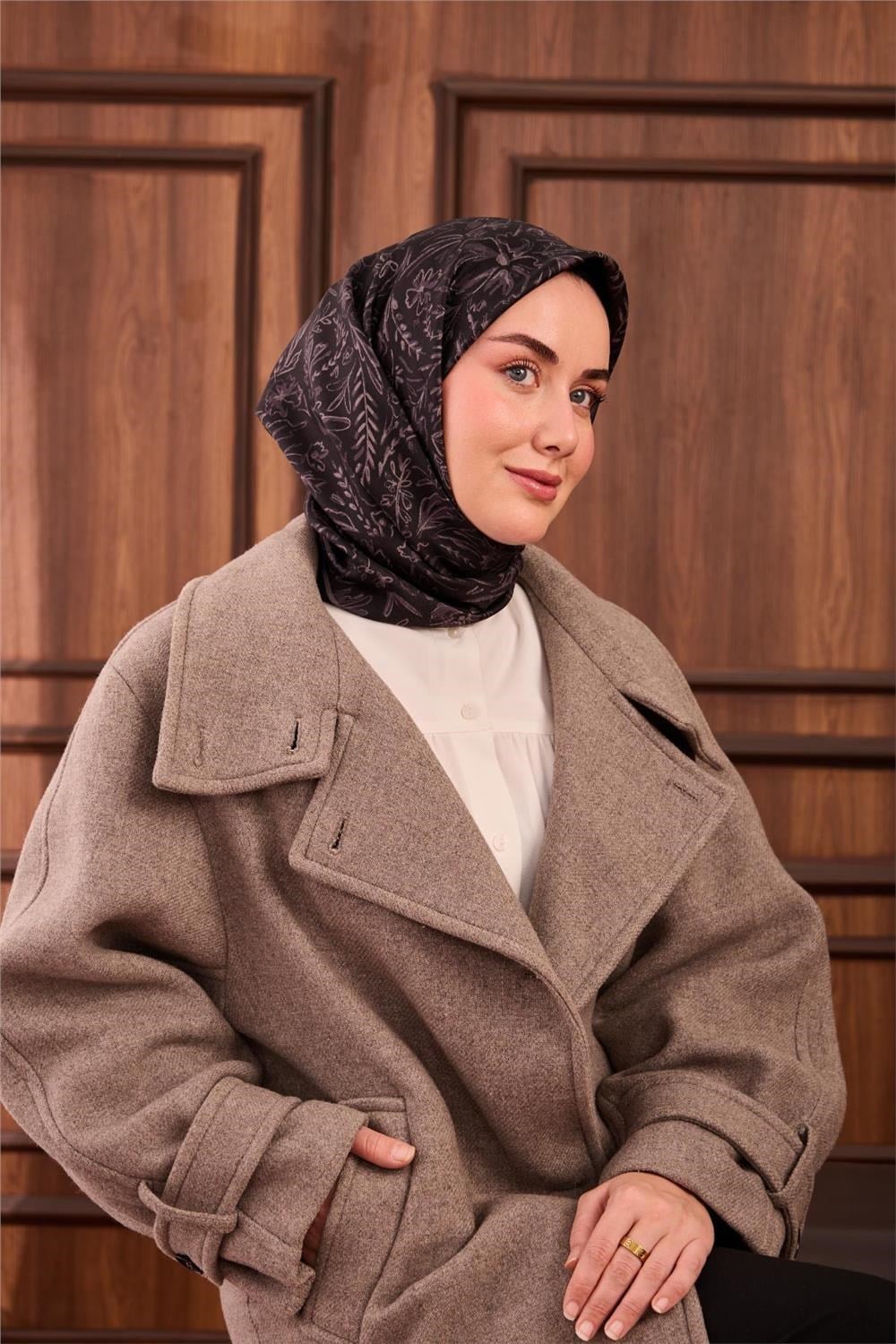 Twill İpek Eşarp Siyah Füme Çiçek Desenli Tok Duruşlu 90x90