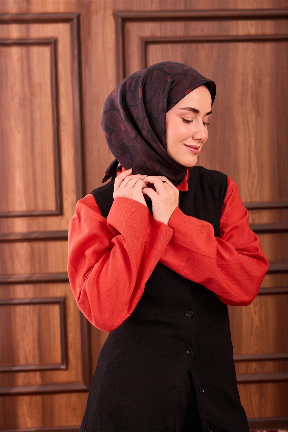 Twill İpek Eşarp Siyah Kırmızı Antrasit Papatya Desenli Tok Duruşlu 90x90
