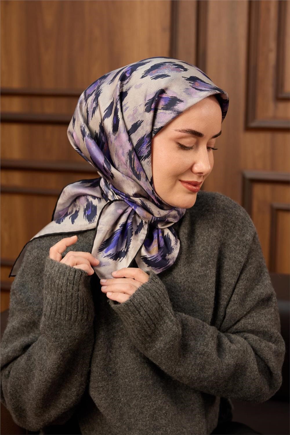 Twill İpek Eşarp Siyah-Leylak Desenli Tok Duruşlu 90x90