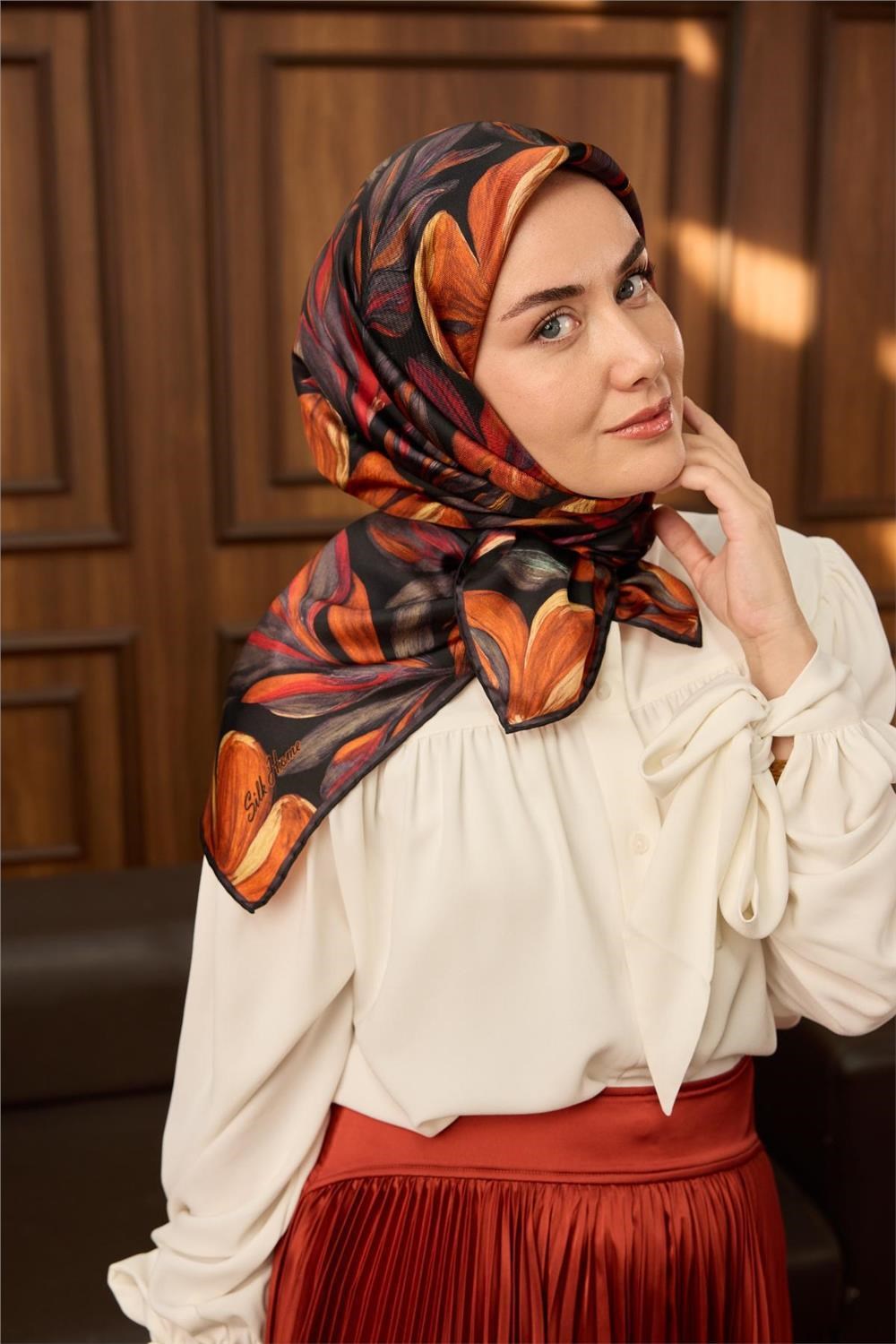 Twill İpek Eşarp Siyah-Turuncu Yaprak Desenli Tok Duruşlu 90x90