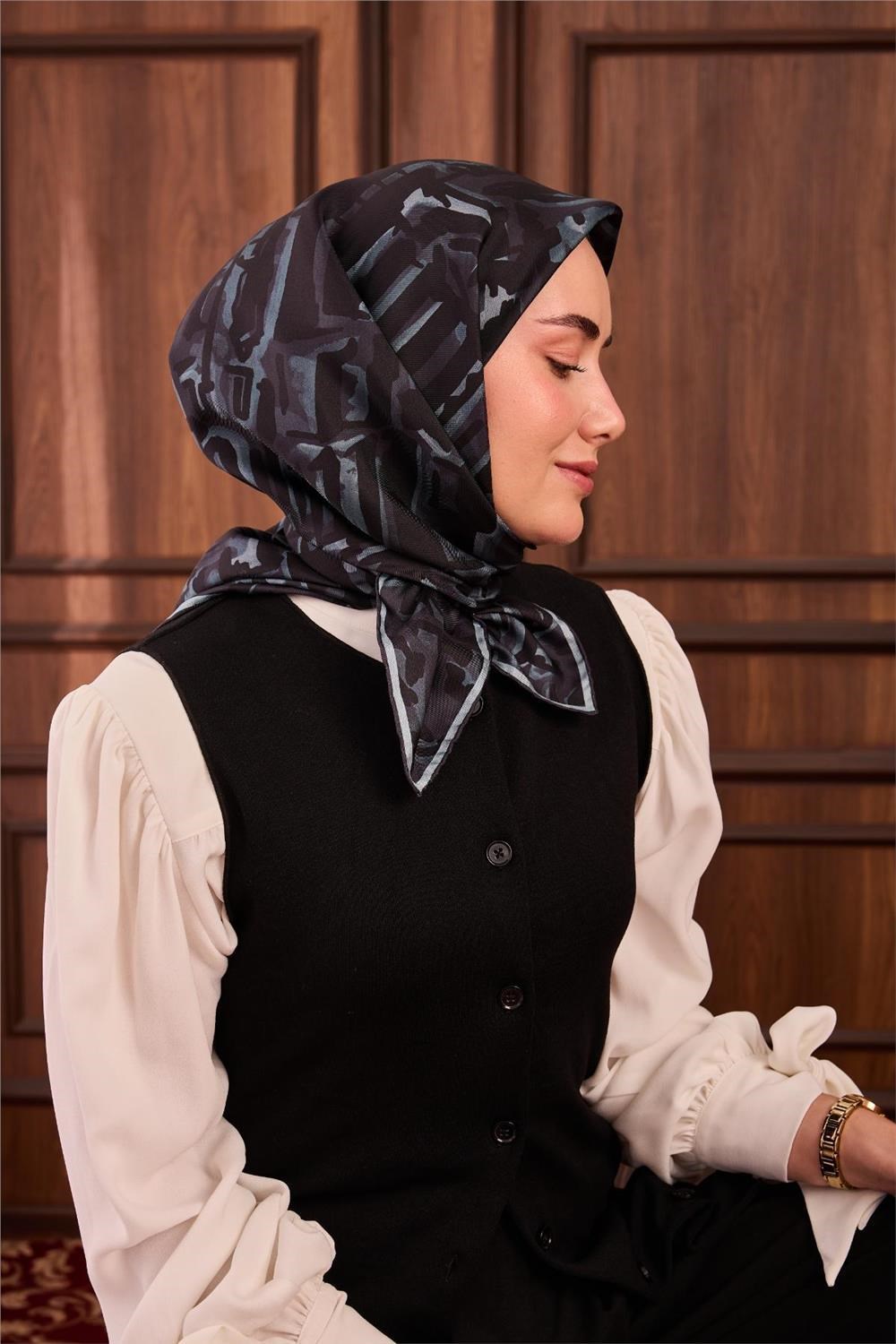 Twill İpek Eşarp Siyah–Bebe Mavi–Füme Desenli Tok Duruşlu 90x90