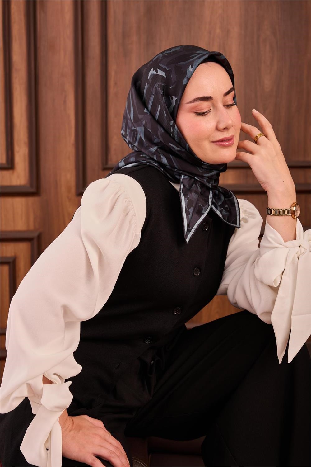 Twill İpek Eşarp Siyah–Bebe Mavi–Füme Desenli Tok Duruşlu 90x90
