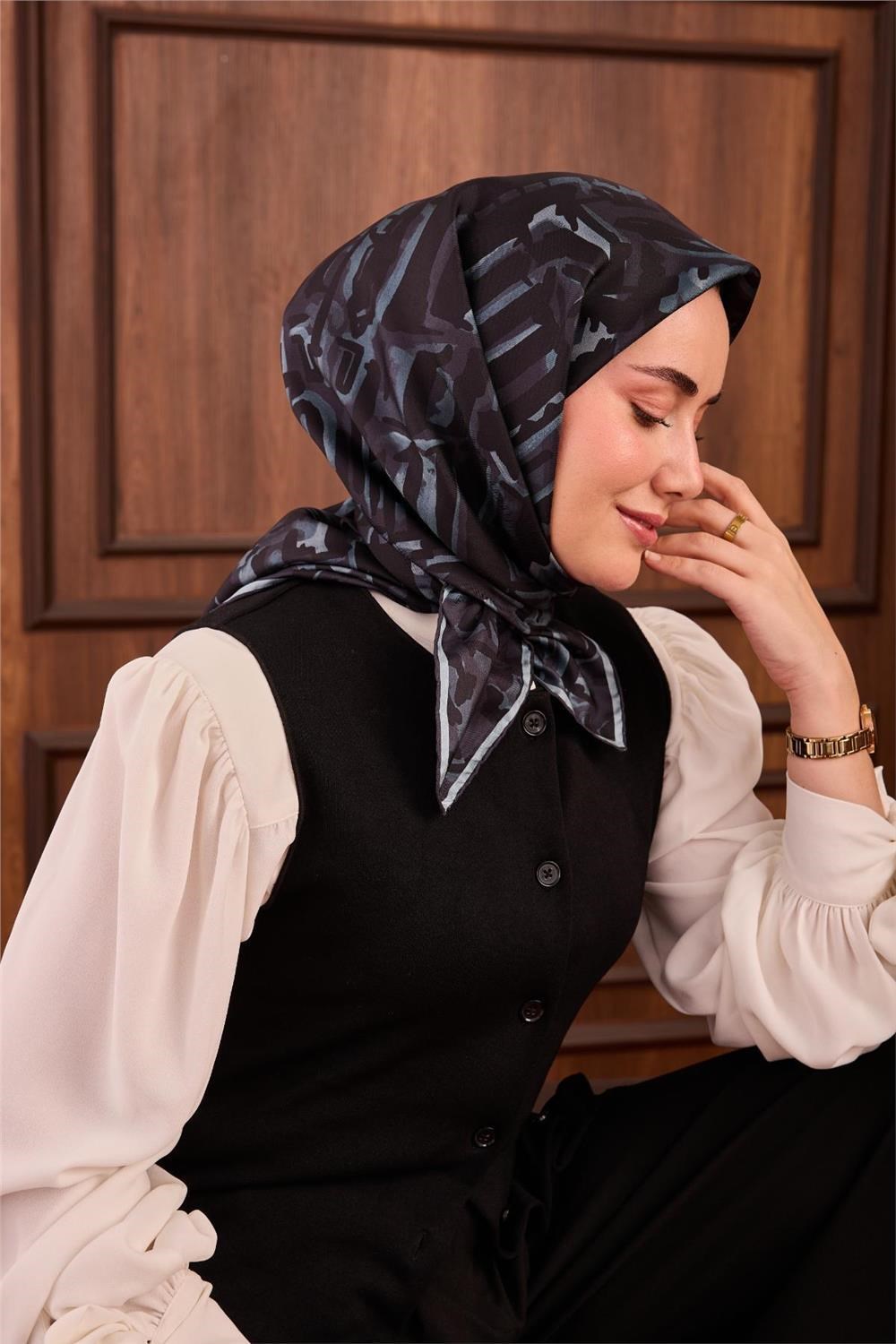 Twill İpek Eşarp Siyah–Bebe Mavi–Füme Desenli Tok Duruşlu 90x90