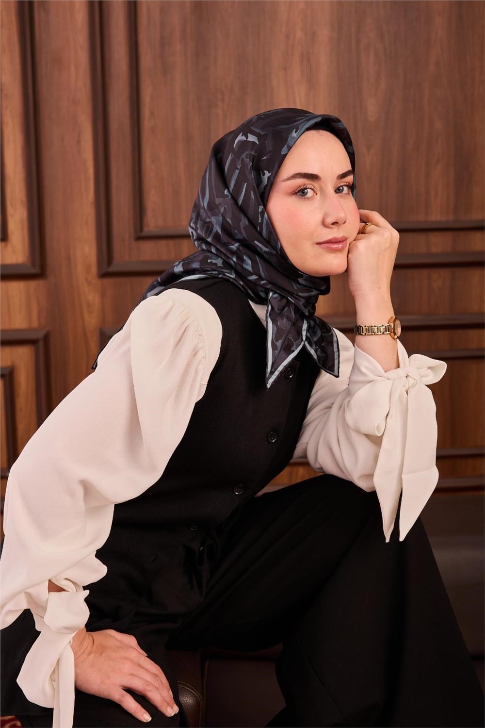 Twill İpek Eşarp Siyah–Bebe Mavi–Füme Desenli Tok Duruşlu 90x90