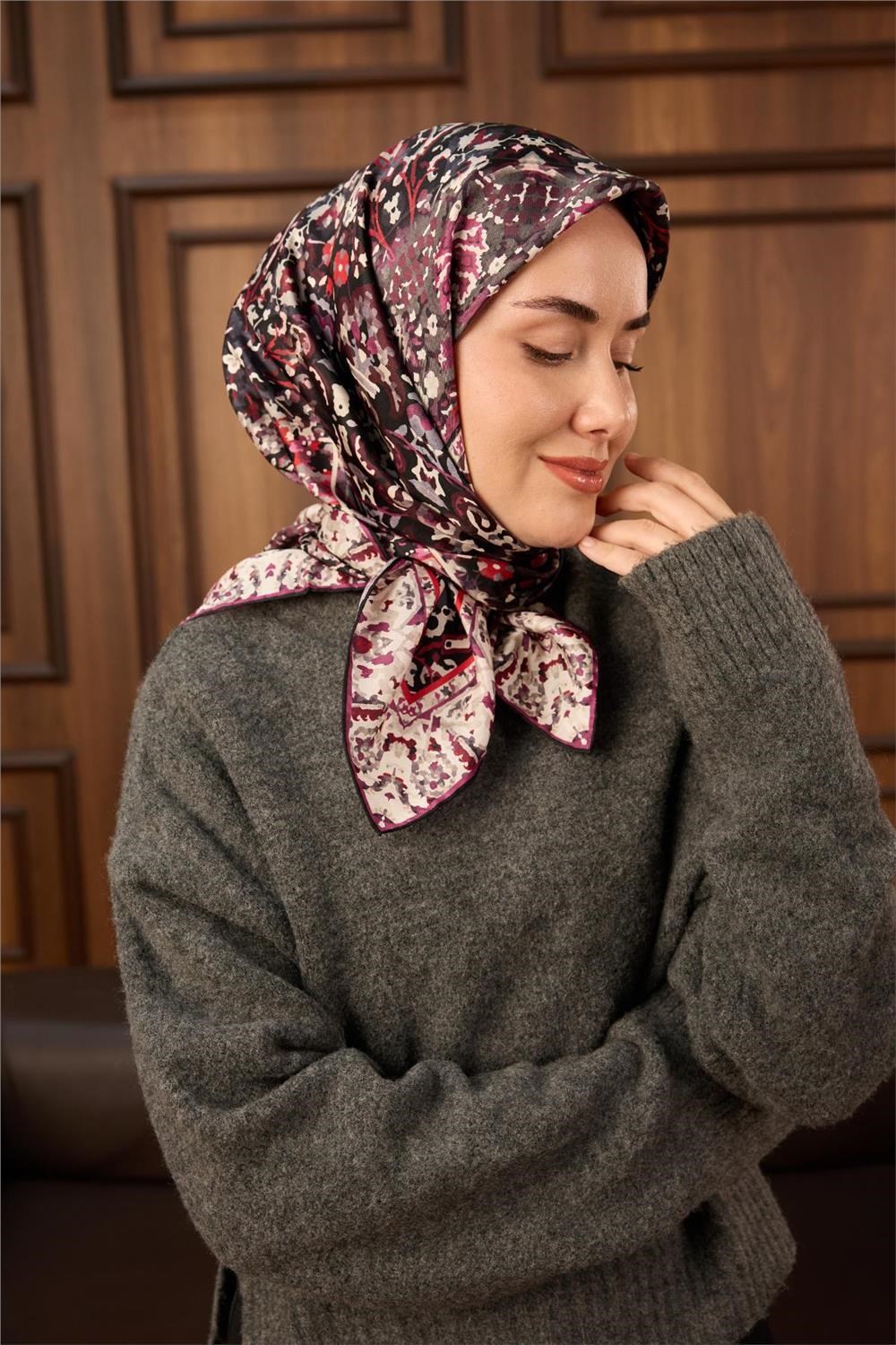 Twill İpek Eşarp Siyah–Bordo Desenli Tok Duruşlu Kaymaz 90x90