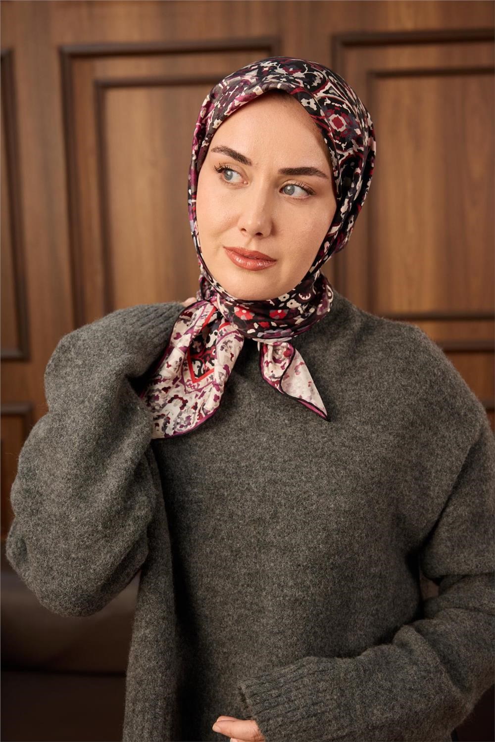 Twill İpek Eşarp Siyah–Bordo Desenli Tok Duruşlu Kaymaz 90x90