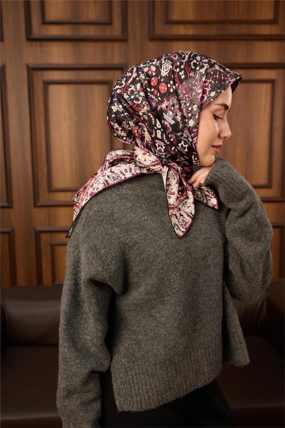 Twill İpek Eşarp Siyah–Bordo Desenli Tok Duruşlu Kaymaz 90x90