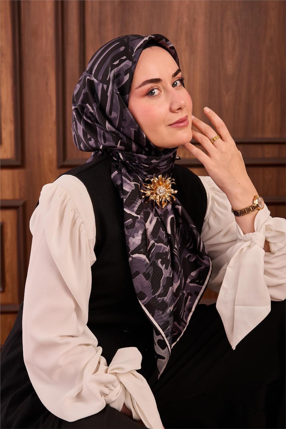 Twill İpek Eşarp Siyah–Çelik Mavi–Beyaz–Gümüş Desenli Tok Duruşlu 90x90