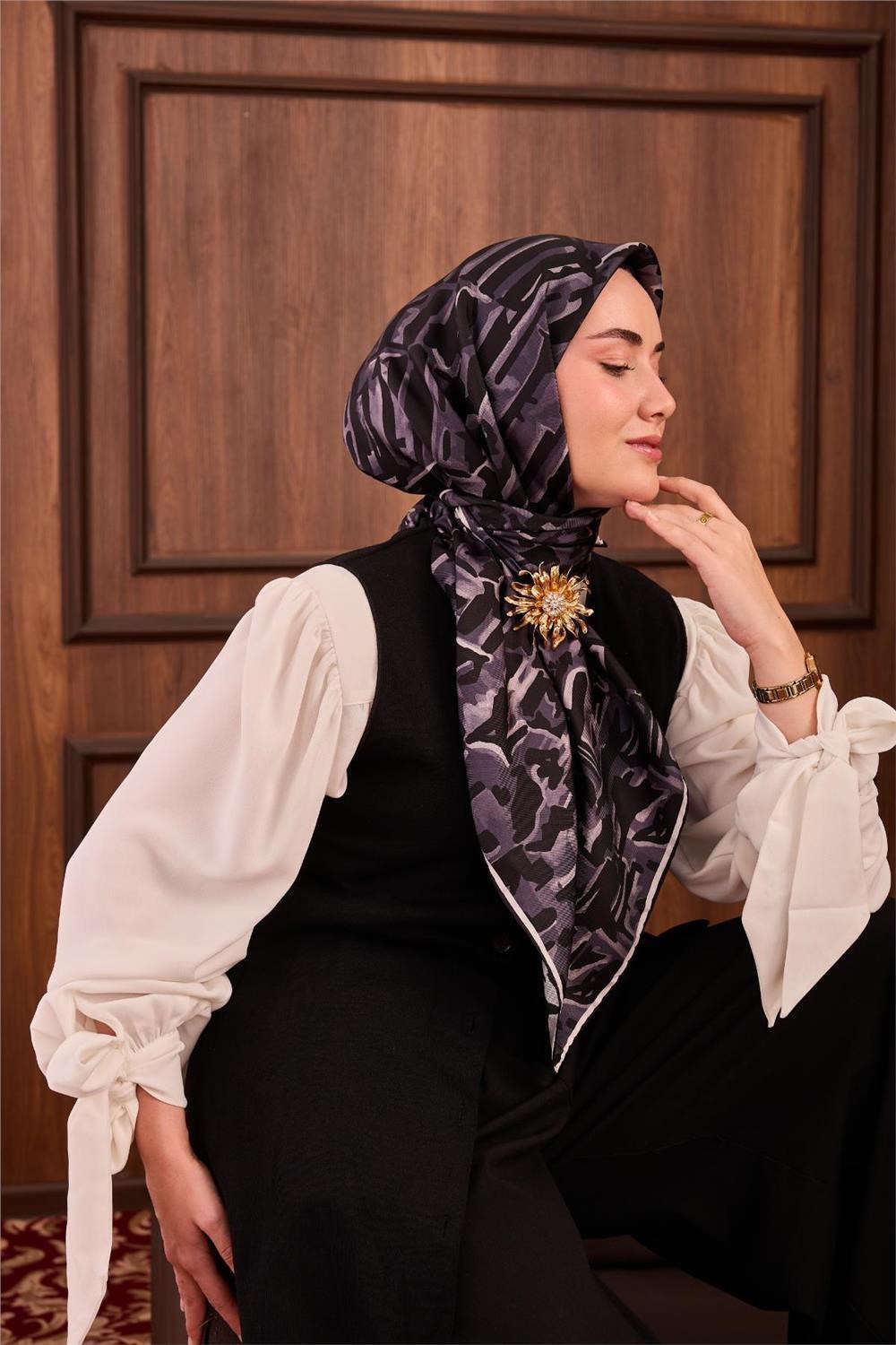Twill İpek Eşarp Siyah–Çelik Mavi–Beyaz–Gümüş Desenli Tok Duruşlu 90x90