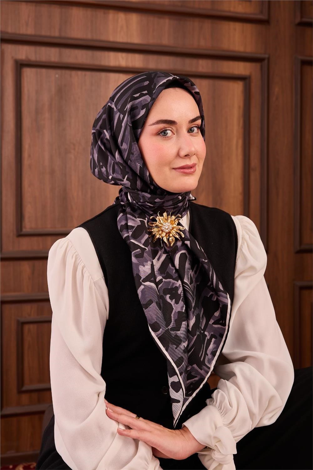 Twill İpek Eşarp Siyah–Çelik Mavi–Beyaz–Gümüş Desenli Tok Duruşlu 90x90