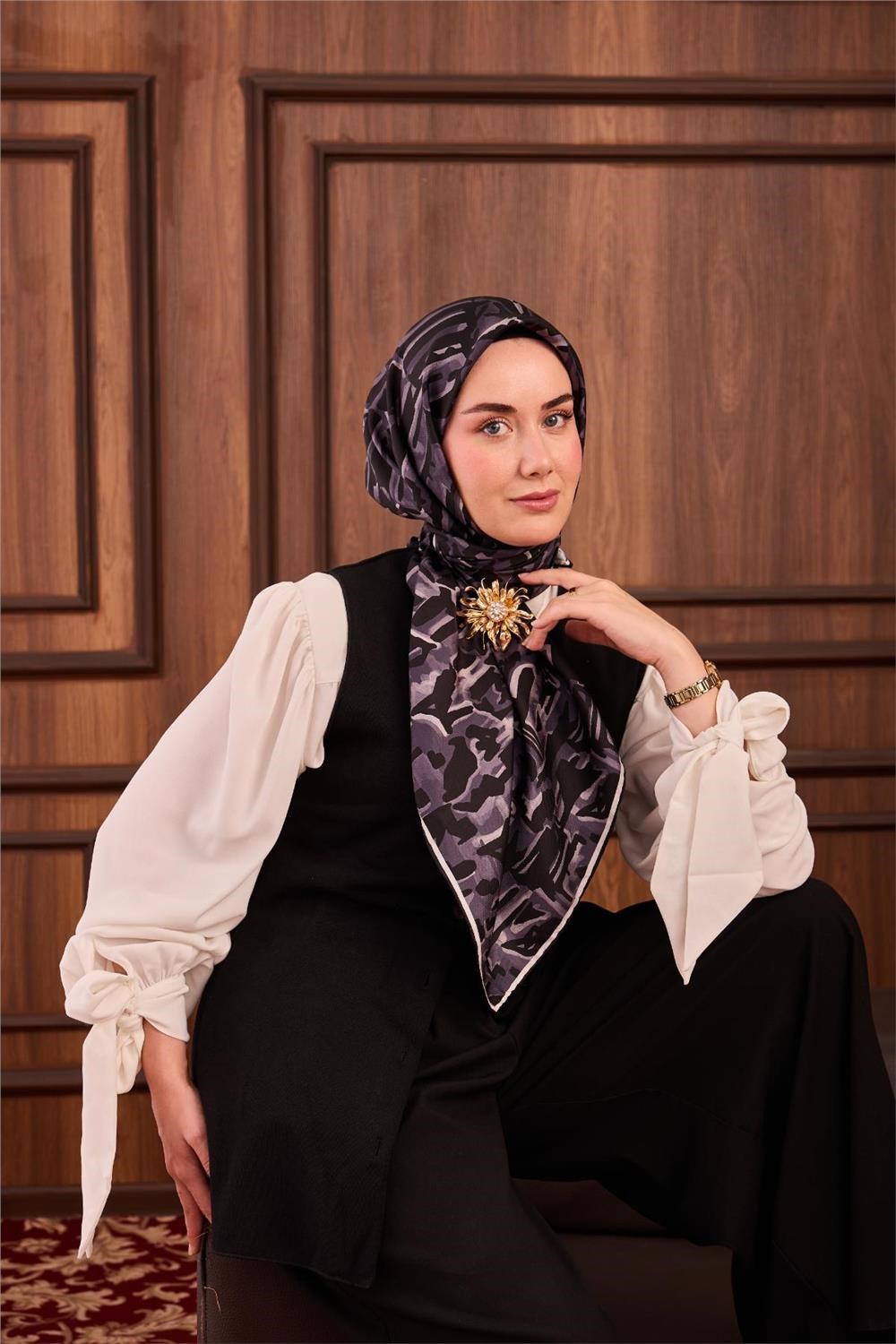Twill İpek Eşarp Siyah–Çelik Mavi–Beyaz–Gümüş Desenli Tok Duruşlu 90x90