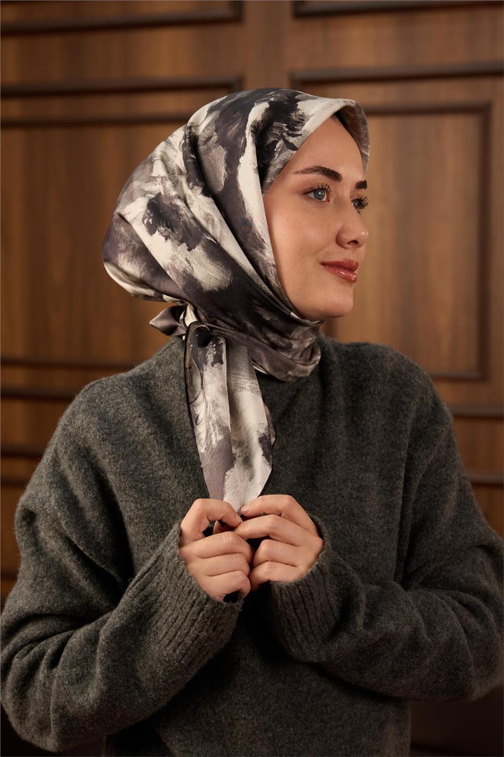 Twill İpek Eşarp Siyah–Füme–Gri Kırık Beyaz Desenli Tok Duruşlu 90x90