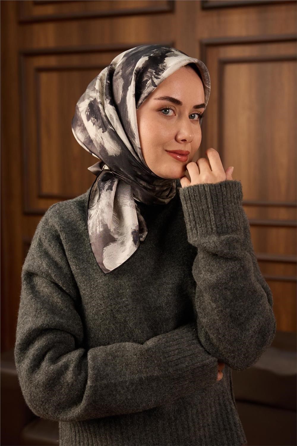 Twill İpek Eşarp Siyah–Füme–Gri Kırık Beyaz Desenli Tok Duruşlu 90x90
