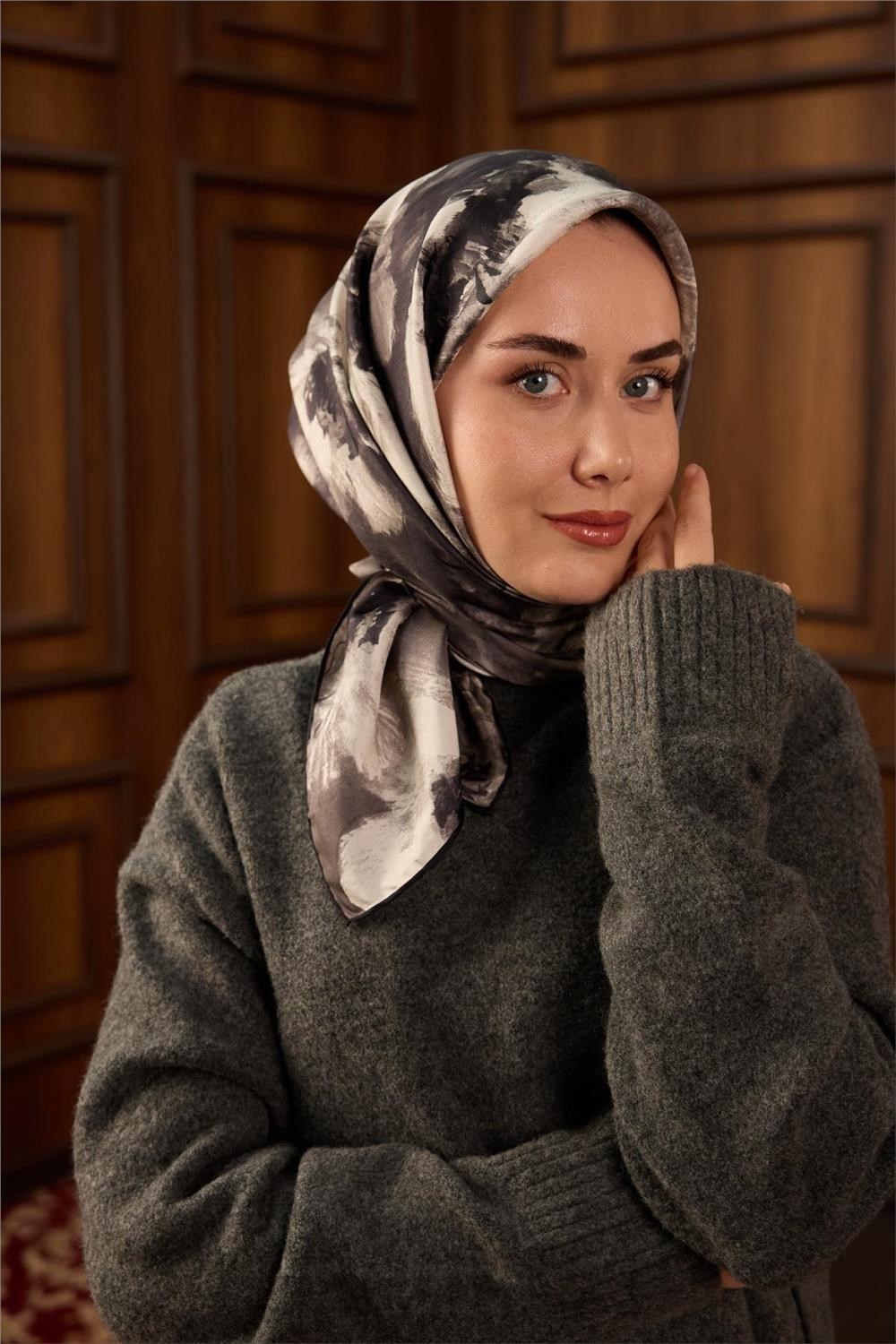 Twill İpek Eşarp Siyah–Füme–Gri Kırık Beyaz Desenli Tok Duruşlu 90x90