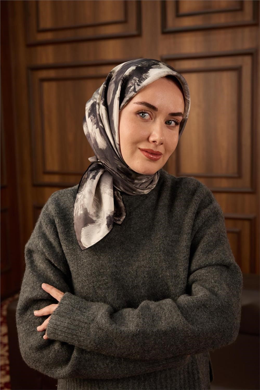 Twill İpek Eşarp Siyah–Füme–Gri Kırık Beyaz Desenli Tok Duruşlu 90x90