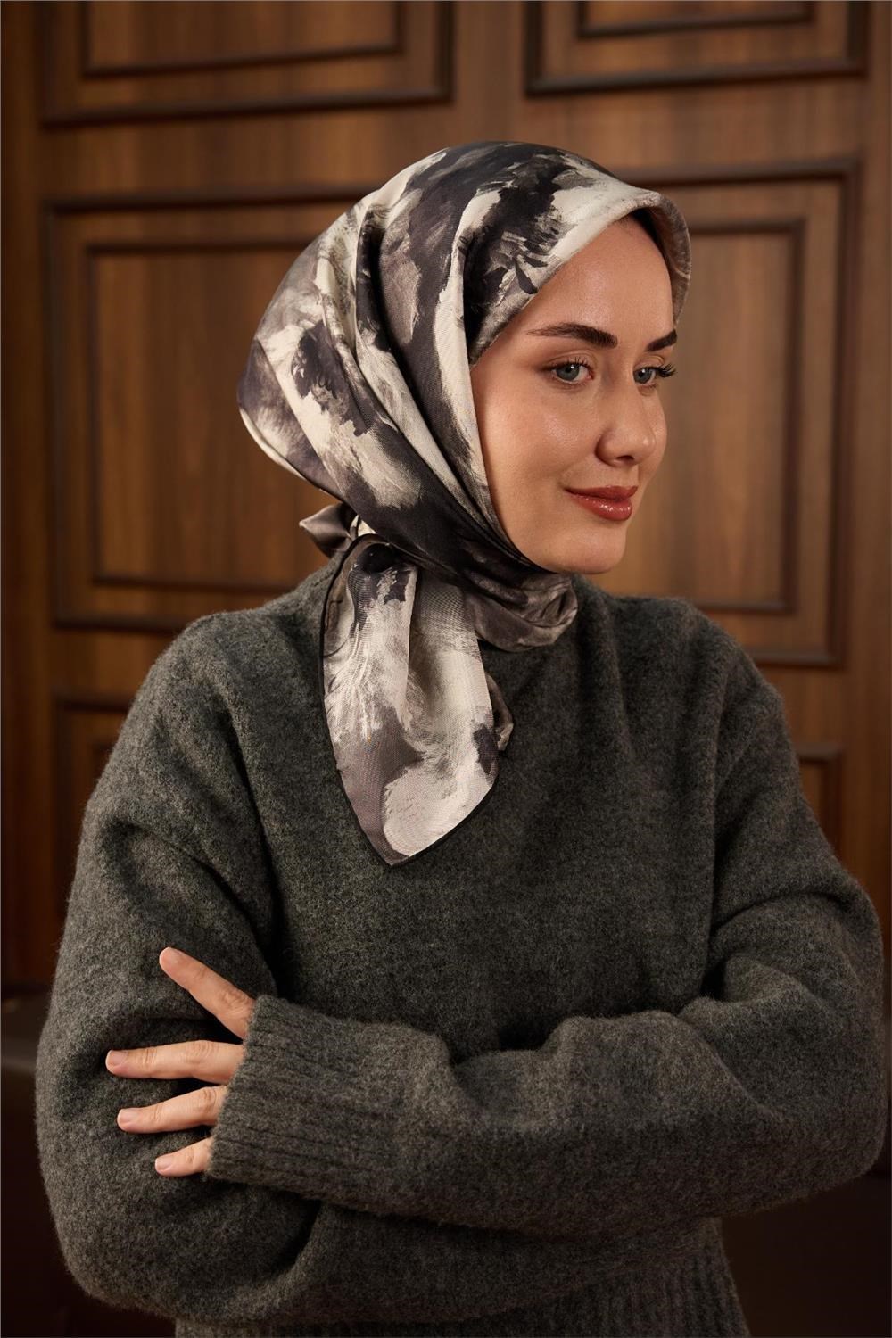 Twill İpek Eşarp Siyah–Füme–Gri Kırık Beyaz Desenli Tok Duruşlu 90x90