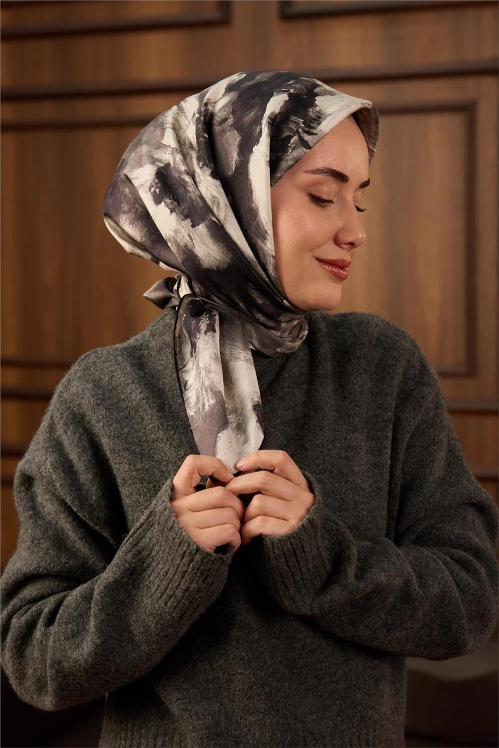 Twill İpek Eşarp Siyah–Füme–Gri Kırık Beyaz Desenli Tok Duruşlu 90x90